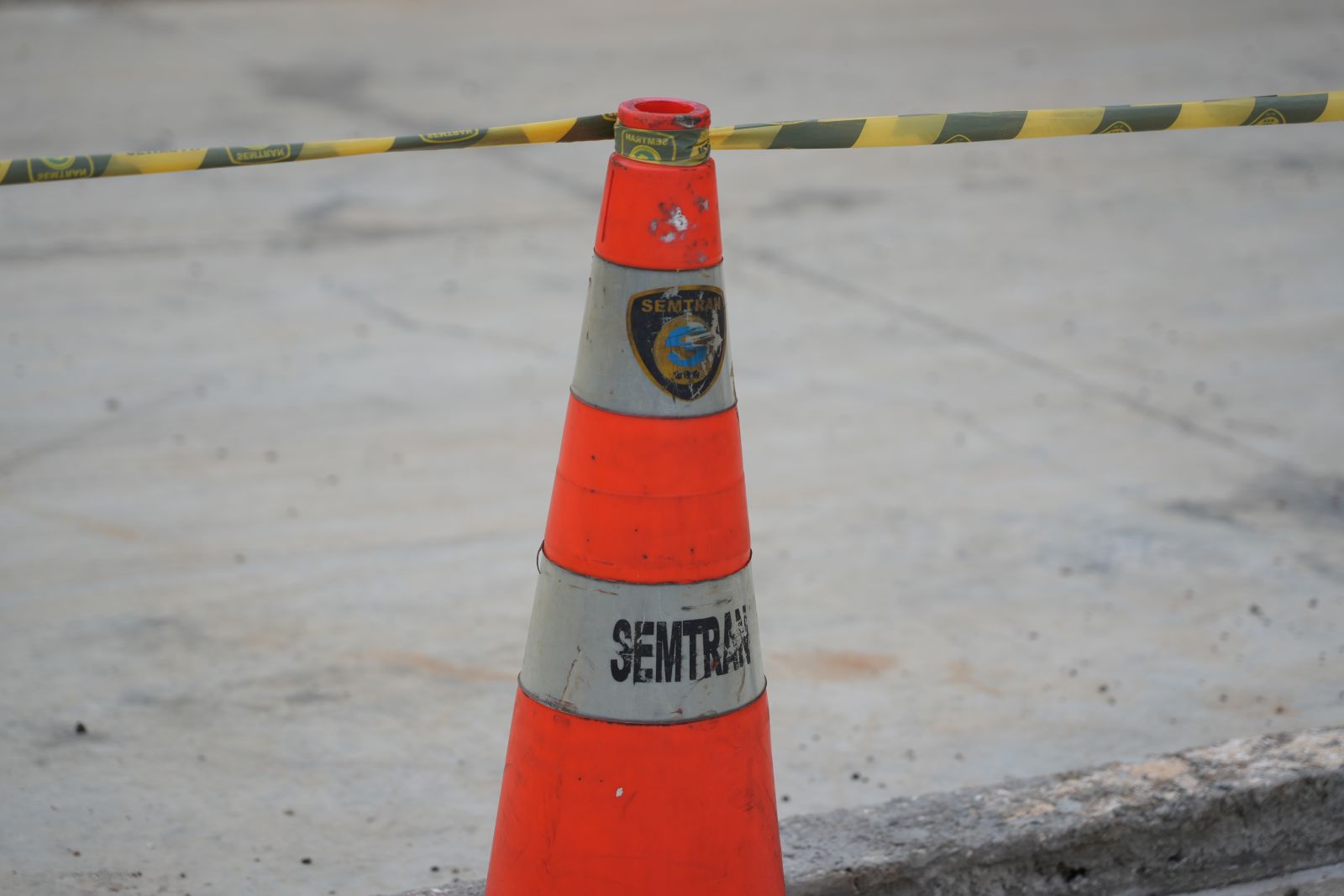 A Secretaria de Trânsito executa bloqueios, sinalização e orienta motoristas