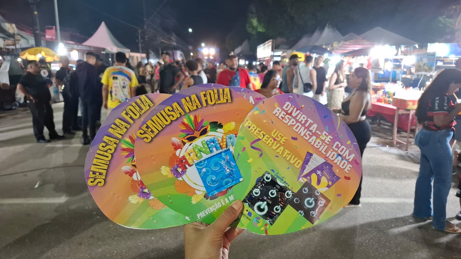 Secretaria de Saúde mantém tenda de atendimento no circuito, distribui preservativos e presta orientação sobre infecções sexualmente transmissíveis