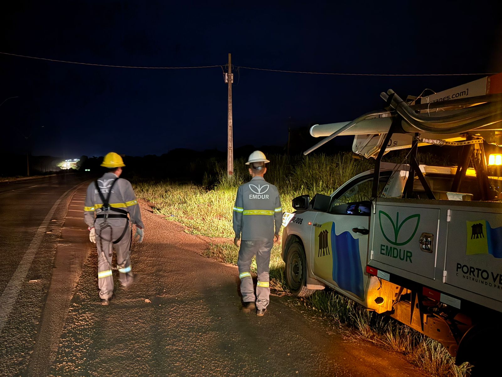 Técnicos realizam uma avaliação detalhada para planejar a instalação de um novo transformador